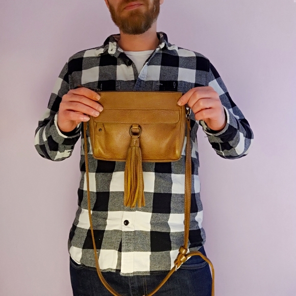 Roots brown Tribe leather crossbody bag (small) made in Canada 🇨🇦 - Picture 5 of 13